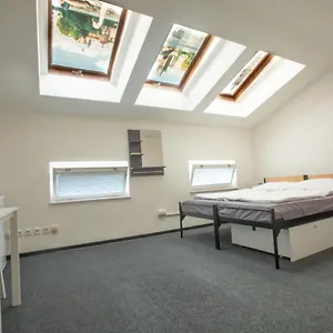 https://hostel-miles.praguehotelsweb.com